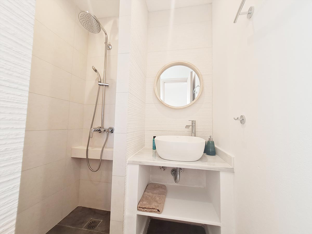 Niriis Apartment Psamathe Bathroom En Suite